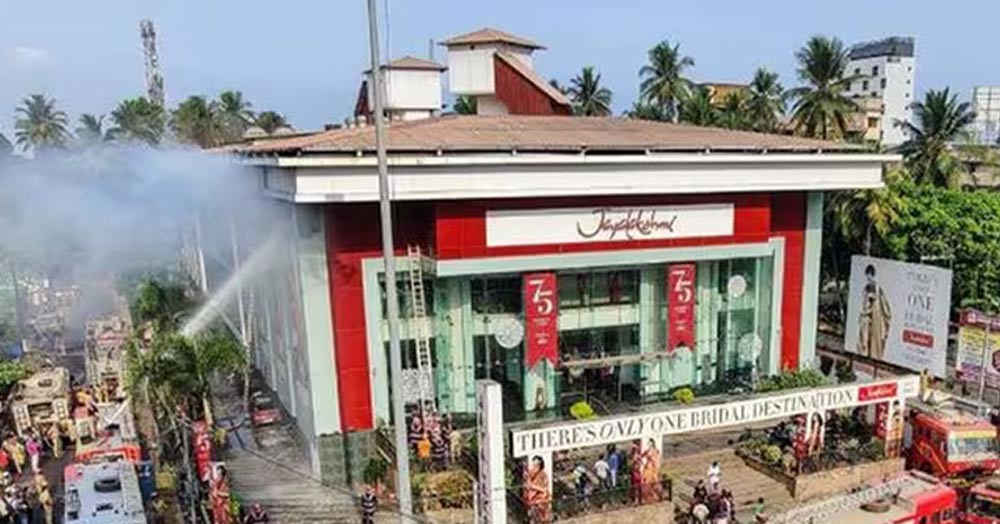 fire broke out in Jayalakshmi Silks clothing business in Kozhikode